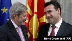 Архивска фотографија: Еврокомесарот Јоханес Хан и премиерот Зоран Заев