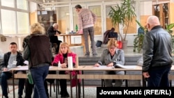 Glasanje na biračkom mestu u Novom Sadu, 25.10.2026.