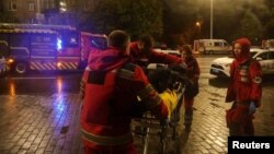 სასწრაფო სამედიცინო სამსახურის ბრიგადას საავადმყოფოში გადაჰყავს დაშავებული. კიევი, 2025 წლის 10 ოქტომბერი