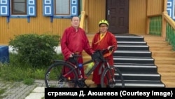 Хамбо лама Дамба Аюшеев (слева) и Балдан Базаров (справа) были однокурсниками в Буддийском университете