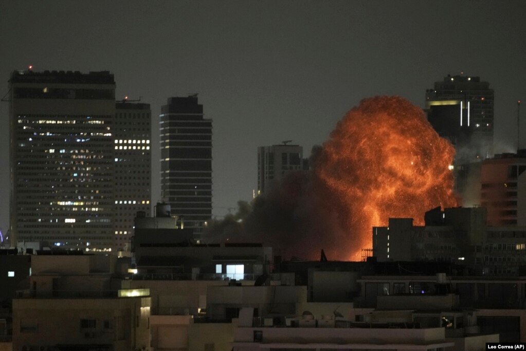 Një shpërthim shihet gjatë një sulmi raketor në Tel Aviv, më 15 qershor.
