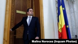 Ministrul Transporturilor, Ciprian Şerban, a declarat luni la Parlament că, în România, există un total de 10.766 de kilometri de cale ferată, din care mai puțin de jumătate electrificaţi.