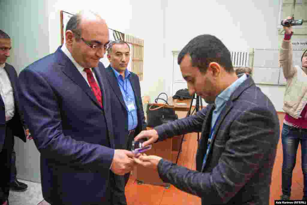 Prezidentliyə namizəd İqbal Ağazadə seçki məntəqəsində