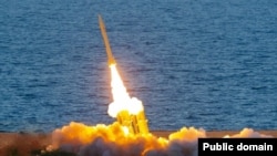 Lëshimi i një rakete Fath-360 gjatë stërvitjeve ushtarake në Iranin jugor në nëntor të vitit 2022.