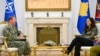 Presidentja e Kosovës, Vjosa Osmani, e pret në takim komandantin e Komandës së Forcave të Përbashkëta Aleate të NATO-s në Napoli, admiralin Stuart B. Munsch, Prishtinë, 3 tetor.
