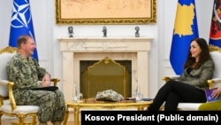 Presidentja e Kosovës, Vjosa Osmani, e pret në takim komandantin e Komandës së Forcave të Përbashkëta Aleate të NATO-s në Napoli, admiralin Stuart B. Munsch, Prishtinë, 3 tetor.