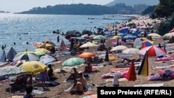 Trenutna epidemiološka situacija u Budvi (na fotografiji plaža Rafailovići, august 2021.) je složena sa tendencijom pogoršanja, navode epidemiolozi.