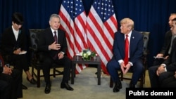 Президент США Дональд Трамп и президент Узбекистана Шавкат Мирзиеёв на полях Генассамблеи ООН в Нью-Йорке, 22 сентября 2025 года