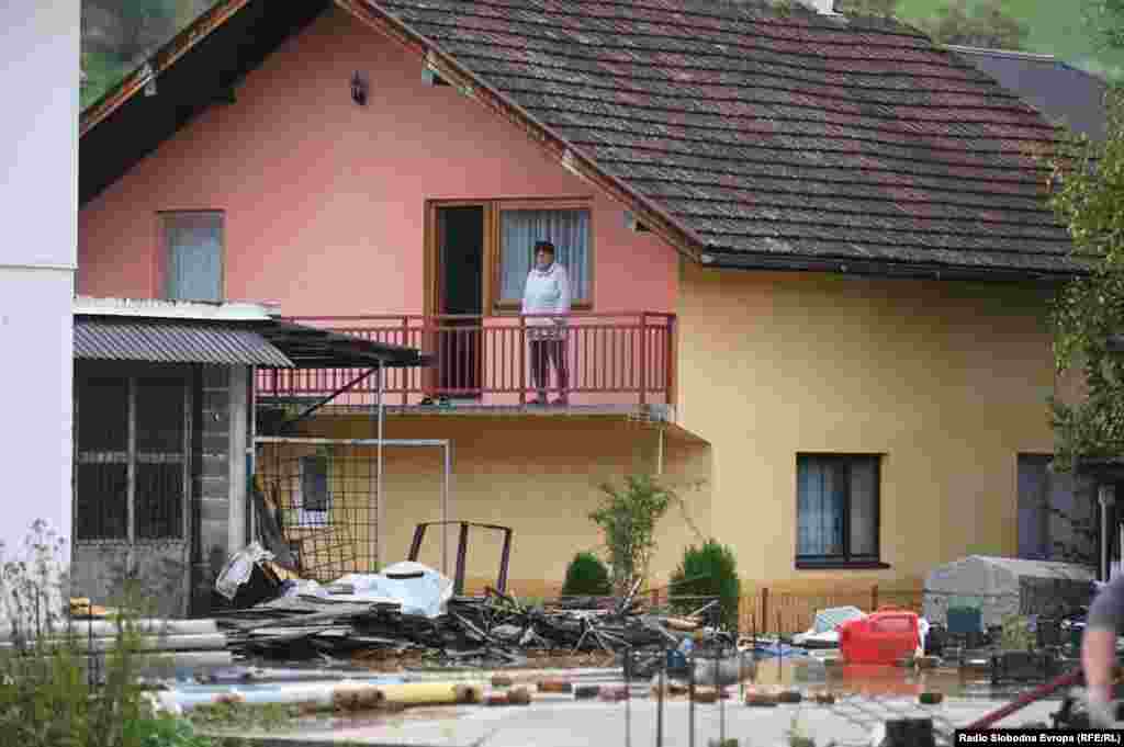 Një burrë shikon dëmet nga përmbytjet nga ballkoni i shtëpisë së tij.&nbsp;