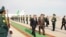 Төркмәнстан башлыгы Корбангули Бирдемөхәммәдов һава аланында Рөстәм Миңнехановны каршылый