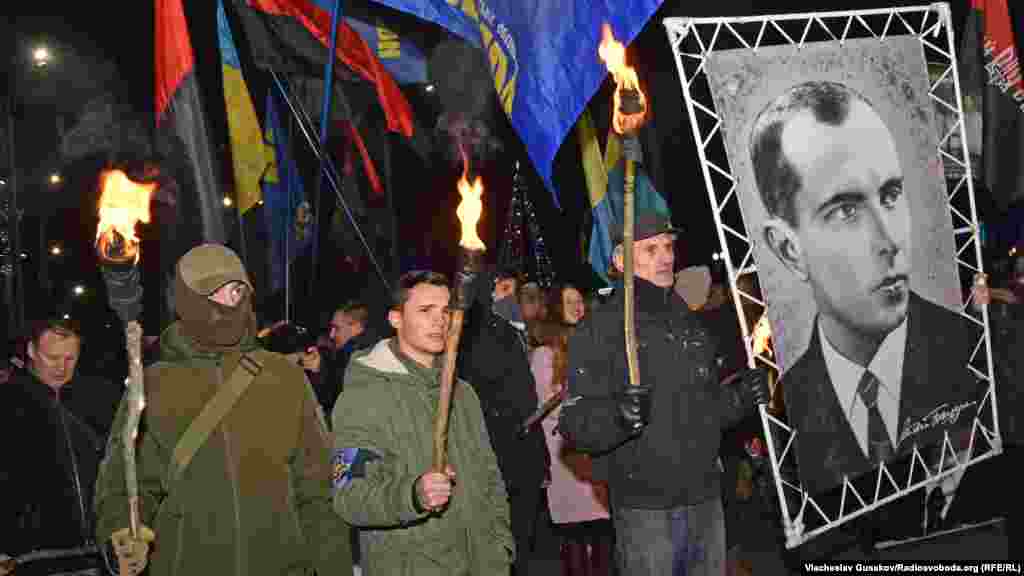 Смолоскипова хода пройшла по центральній вулиці Херсона, проспекту Ушакова, від площі Свободи до меморіалу «Слава Україні»