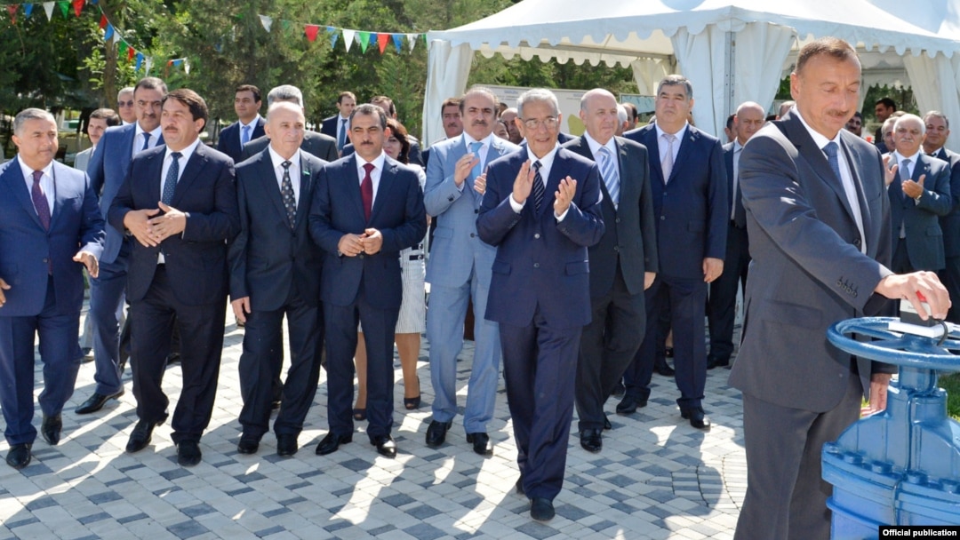 Kürdəmir. Avqust 2013. Prezident və onun məmurları. Onlardan kimin nə qədər qazandığı haqda rəsmi məlumatı Azərbaycan vətəndaşı hələ 6 il gözləməlidir