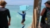 Turiștii revin pe plajă după ridicarea alertei de tsunami în Honolulu.