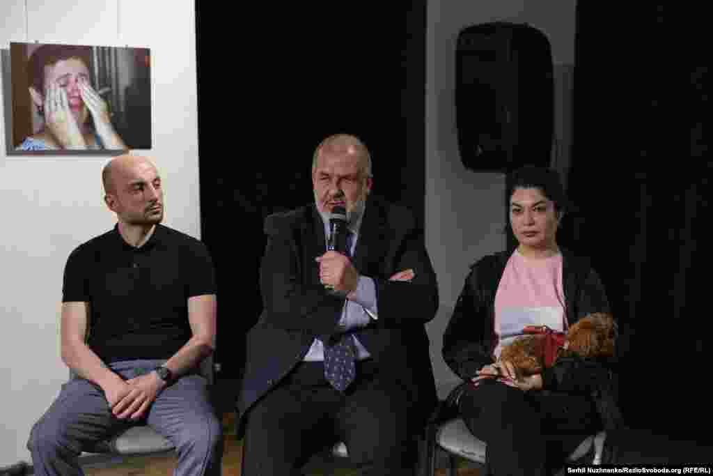 Лидер Меджлиса крымскотатарского народа Рефат Чубаров (в центре) напомнил, что российское расследование не привело к установлению местонахождения Ибрагимова или задержанию подозреваемых и в 2017 году было официально приостановлено
