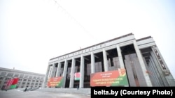 Інфармацыйна-рэклямныя стэнды аб правядзеньні Усебеларускага народнага сходу каля Палаца Рэспублікі