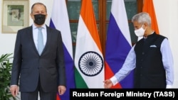 اس‌جی شنکر، وزیر خارجه هند (راست) با سرگی لاوروف، وزیر خارجه روسیه