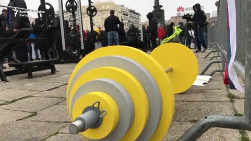Fitnes protest ispred Skupštine Srbije