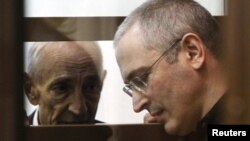 Михаил Ходорковский с одним из своих адвокатов