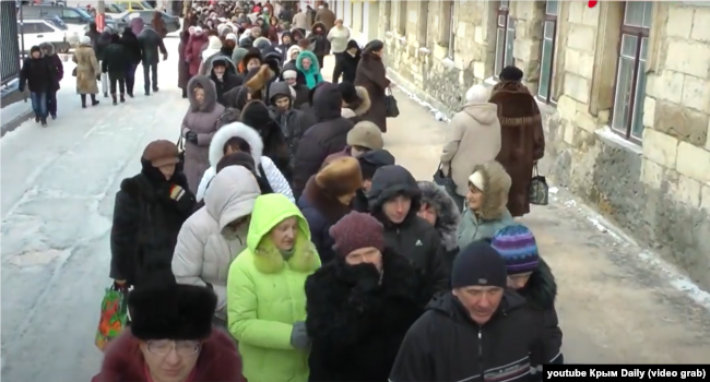 Кримчани в черзі до «Дарів волхвів». Сімферополь, 31 січня 2014 року