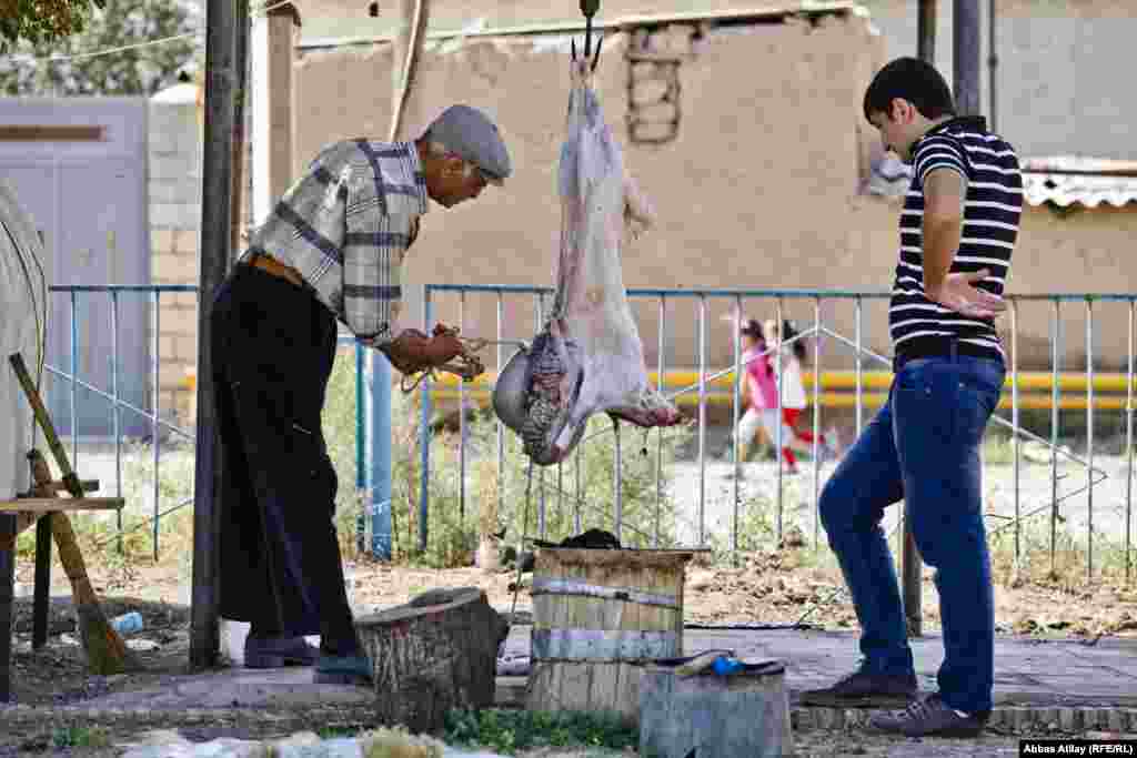 Bura ziyarətə gələn zəvvarlar kompleksin həyətində qurban kəsirlər.