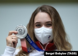 Российская спортсменка и серебряная медалистка Олимпиады Анастасия Галашина в защитной маске