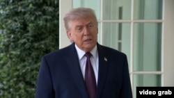 Доналд Трамп, раисҷумҳури Амрико, дар бораи баста шудани тангаи Ҳурмуз суҳбат мекунад.