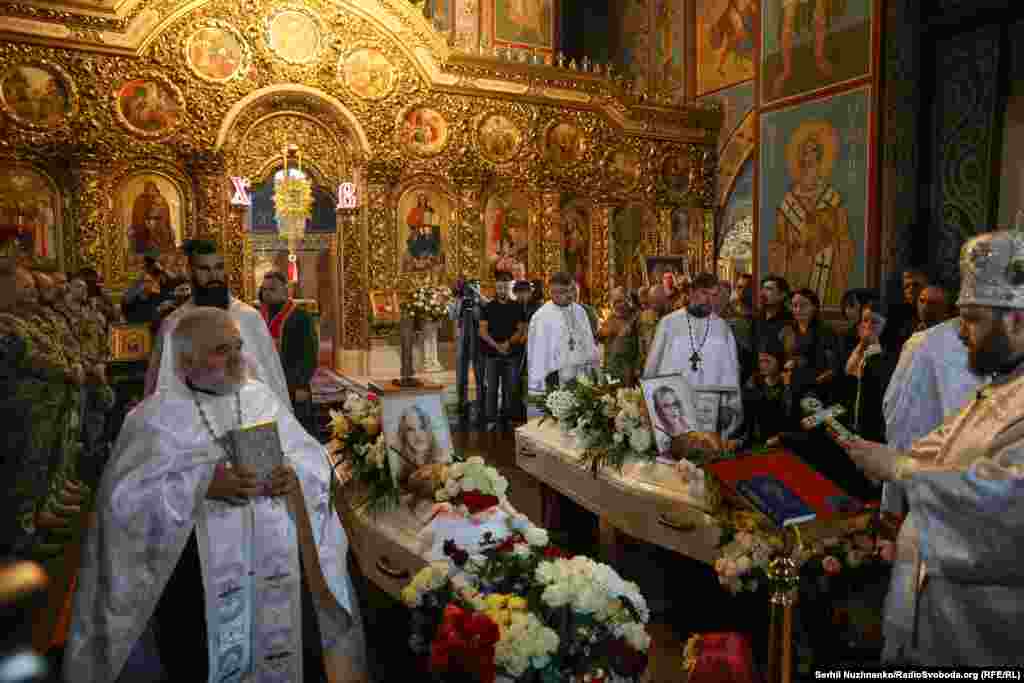 Рідні, друзі, однокласники, одногрупники загиблих внаслідок російського удару дівчат, прийшли провести їх в останню путь