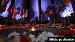 Мемориальный комплекс «Цицернакаберд» в Ереване, посвящённый жертвам Геноцида армян (архив) 