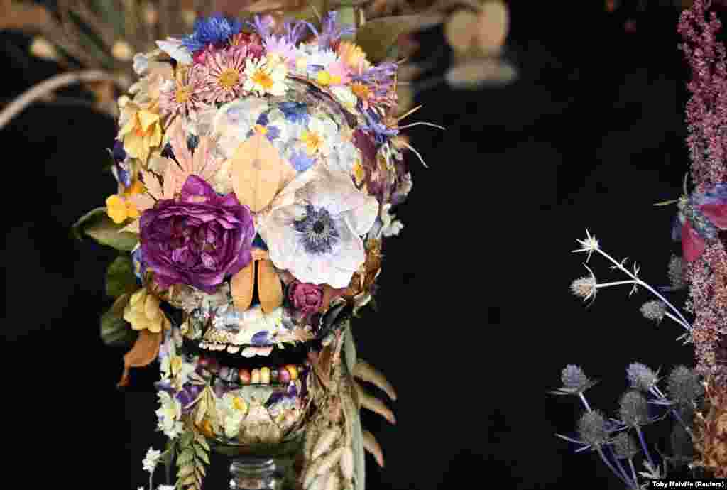 Emberi koponyát ábrázoló alkotás szárított virágszirmokból a londoni virágkiállításon szeptember 20-án