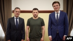 Președintele ucrainean Volodimir Zelenski (centru) i-a primit la Odesa la 7 iulie pe miniștrii olandezi de Externe, Caspar Veldkamp (st.) și Apărării, Ruben Brekelmans. 