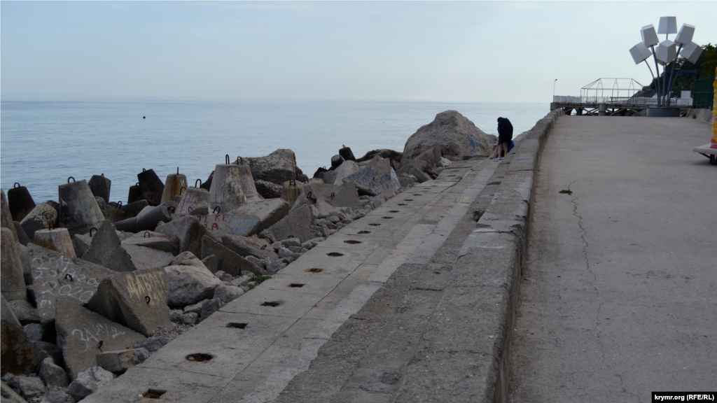 По всій території набережної галькових пляжів немає &ndash; прибійна зона засипана берегоукріплювальними бетонними конструкціями