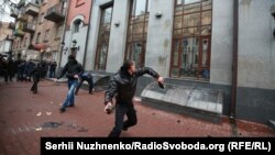 Ультраправі активісти на чолі з Миколою Коханівським атакують офіс організації «Росспівробітництво»