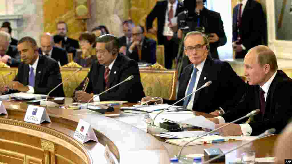 Președintele rus Vladimir Putin rostind cuvîntul de deschidere la summitul G20 de la St Petersburg, 5.09.2013.