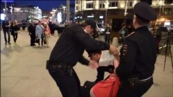 У Росії поліція розігнала людей, які читали вголос конституцію (відео)