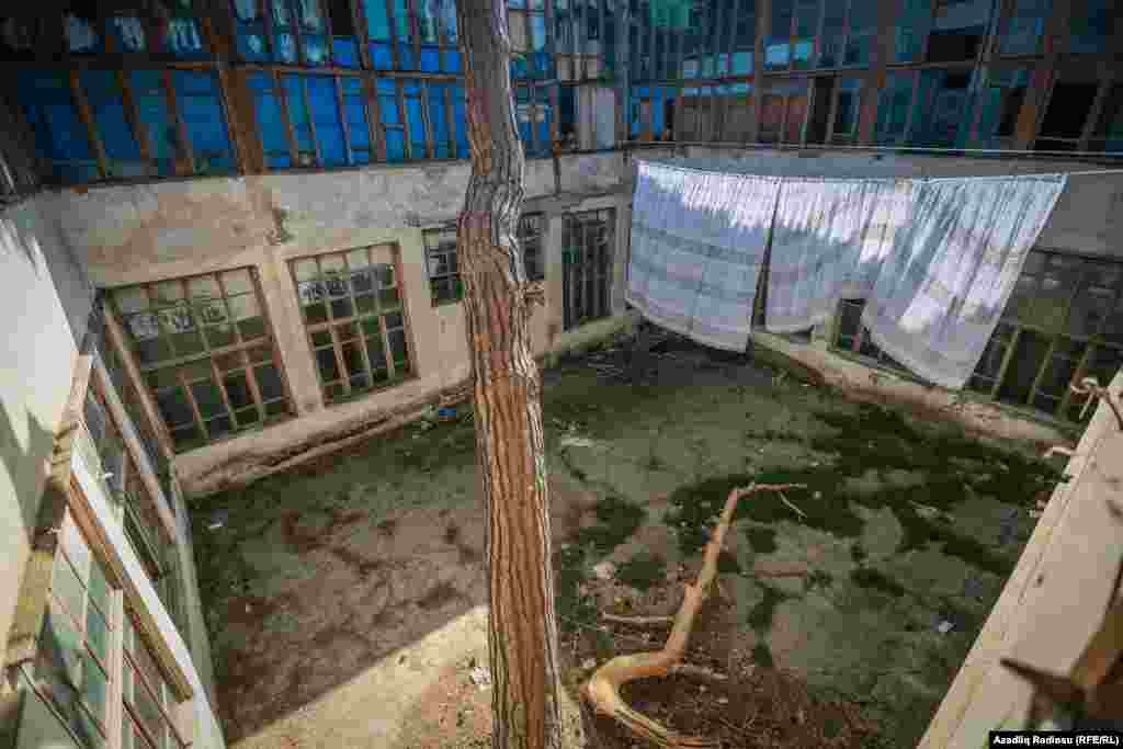 Bina yarasız olsa da binada 2 məcburi köçkün ailəsi yaşayır