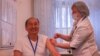 Министр здравоохранения и социального развития Алымкадыр Бейшеналиев получает прививку от коронавируса. 