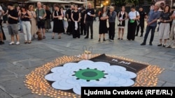 Zapaljene sveće oko Cveta Srebrenice, simbola stradanja više od 8.300 žrtava genocida u tom mestu u Bosni i Hercegovini, 11. jul 2026.