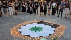 Sveće u Beogradu za žrtve u Srebrenici: Danas treba biti čovek