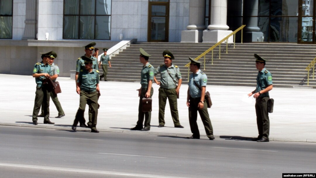 Аскердик окуу жайдын курсанттары. Ашхабад.
