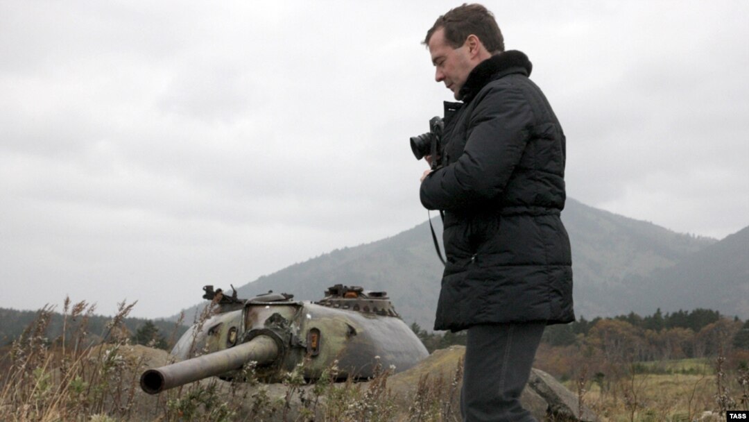 Дмитрий Медведев во время фотопрогулки по острову Кунашир, 1 ноября 2010 года
