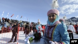 Перед церемонией награждения победителей состязаний по фристайлу в рамках Азиатских игр. Алматинская область, 1 февраля 2011 года.