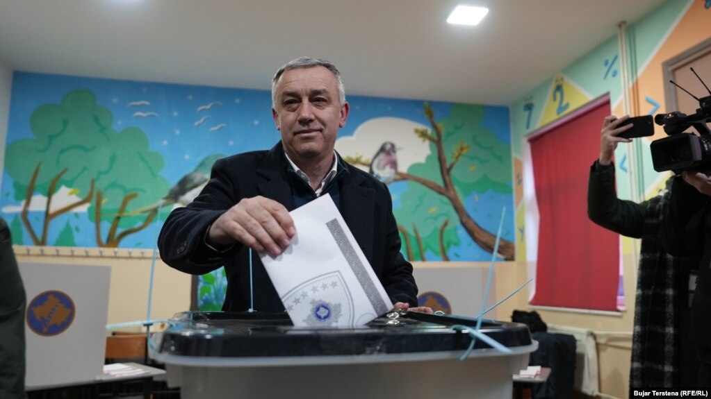 Lideri i Listës Serbe, Zllatan Ellek, duke votuar në zgjedhjet parlamentare të Kosovës në një qendër votimi në veri të Mitrovicës.&nbsp;Në zgjedhjet e së dielës marrin pjesë gjashtë subjekte politike që përfaqësojnë komunitetin serb: LiNjsta Serbe, Lëvizja Popullore Serbe, Demokracia Serbe, Partia e Serbëve të Kosovës për Liri, Drejtësi dhe Mbijetesë, dhe Nisma Qytetare Drejtësia Popullore.