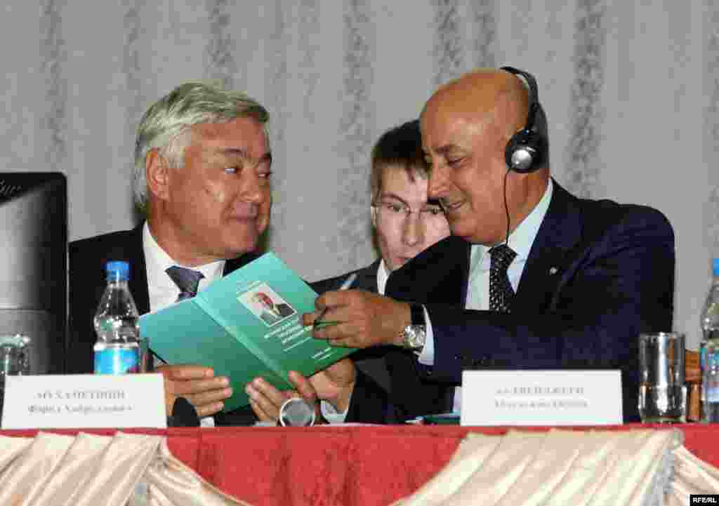 "Русиядә һәм чит илдә мөселман мәгарифе" җыены - Фәрит Мөхәммәтшин әл-Твейджриның Казанда чыккан "Ислам мәдәнияте, мәгарифе, гарәп теле" китабын авторга тапшыра.