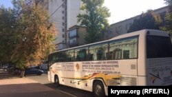 Rusiyede tutulğan Ukraina vatandaşlarınıñ tuvğanları olğan avtobus