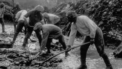 Строительство моста через Колыму рабочими Дальстроя (участок "Дороги костей" от Магадана до Якутска)