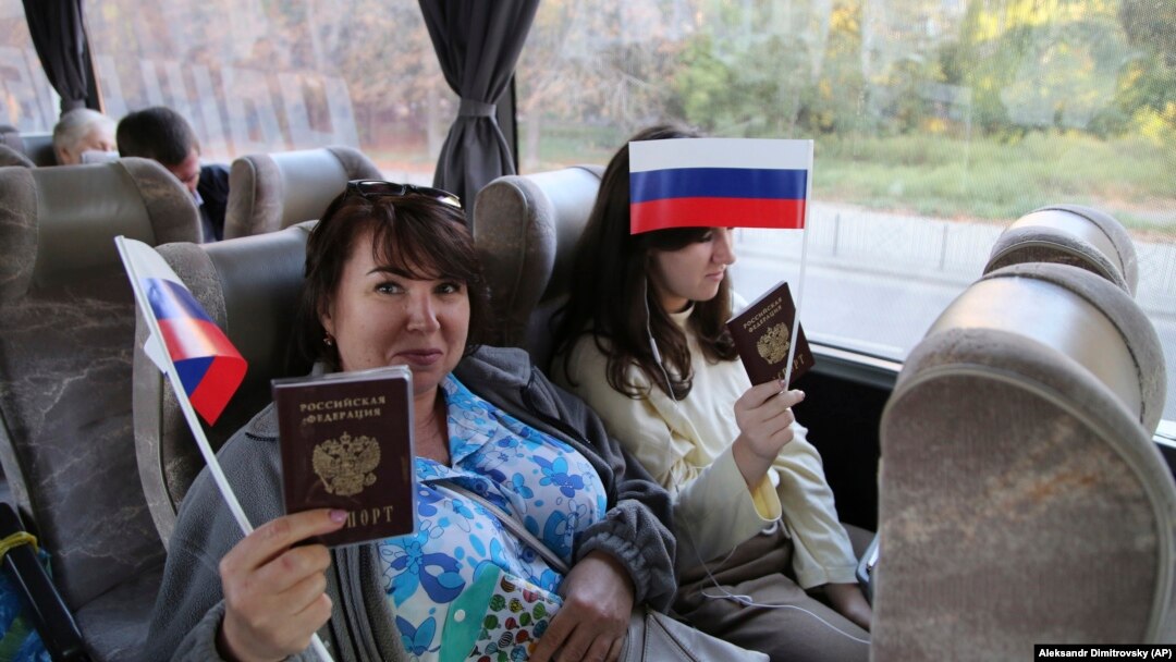 Русия паспорты булган кешеләр ДНРдан Русия думасы депутатларын сайлауга бара, архив фотосы
