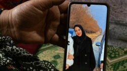 Муккадам Нуралиева азыр чолпондой болгон кызынын сүрөтүн улам көрүп, көз жашын тыя албай, ичи өрттөнүп отурат 