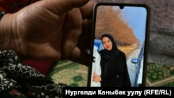 Муккадам Нуралиева азыр чолпондой болгон кызынын сүрөтүн улам көрүп, көз жашын тыя албай, ичи өрттөнүп отурат 