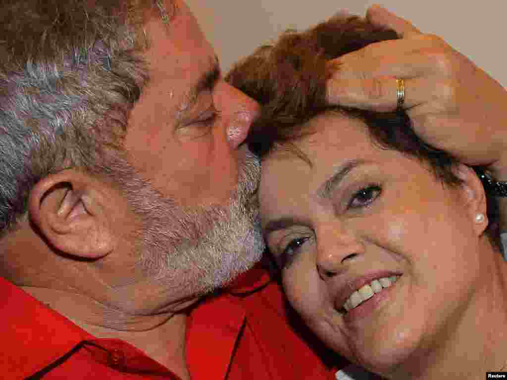 Braziliya prezidenti Luiz Inacio Lula da Silva (solda) özündən sonra prezident seçilən Dilma Rousseff after Rousseff-la öpüşür. 1 noyabr 2010