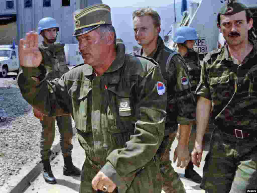 Ratko Mladić na sarajevskom aerodromu, 06.08.1993. Foto: Reuters / Oleg Popov